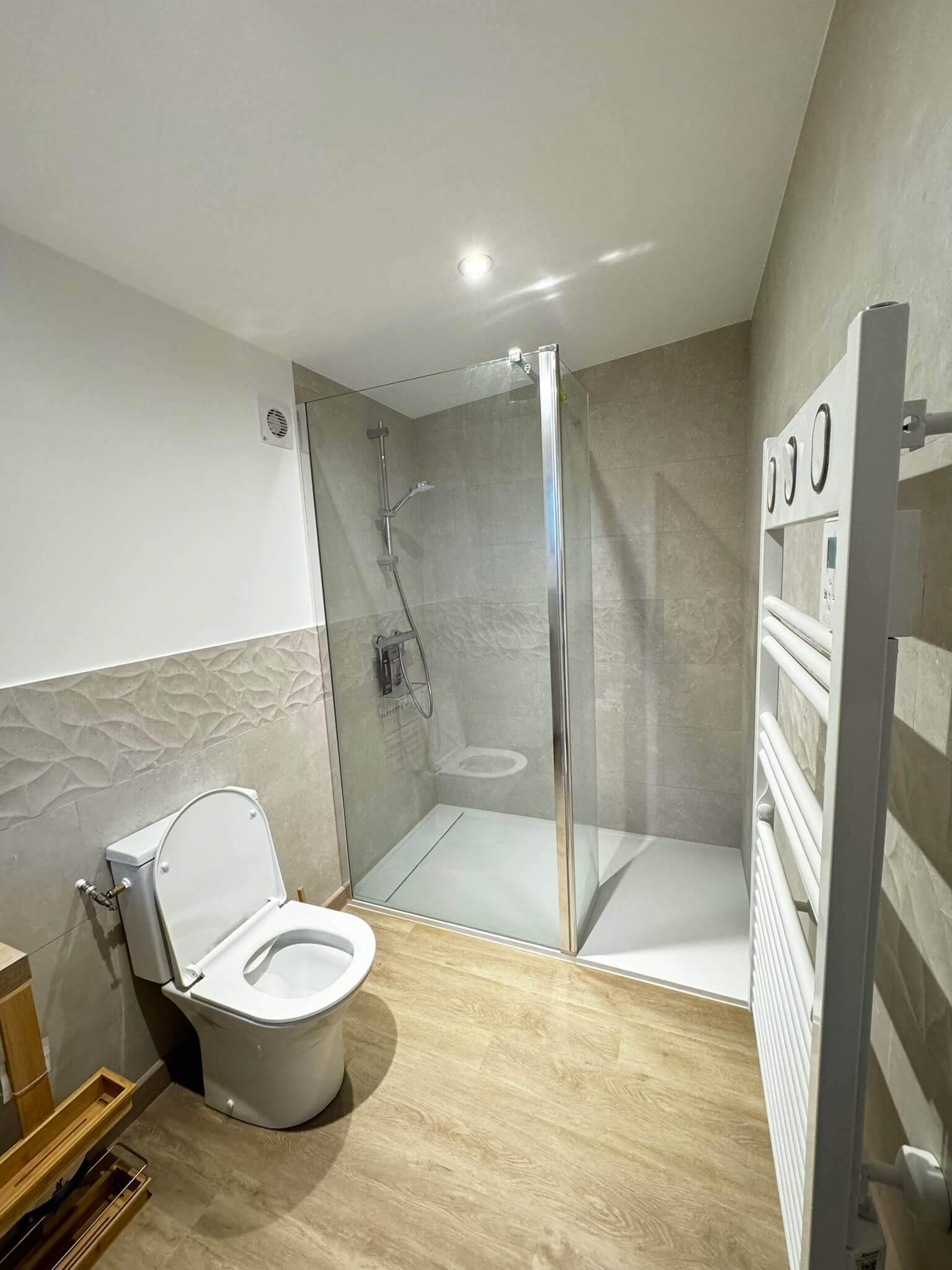 Salle de bain complète rénovée par De Pascalis avec meuble vasque design